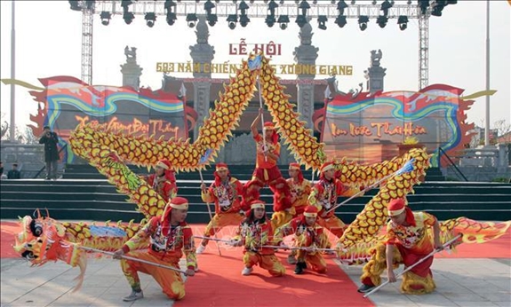 Màn múa trống tại Lễ hội Xương Giang. Ảnh: ĐỒNG THÚY-TTXVN